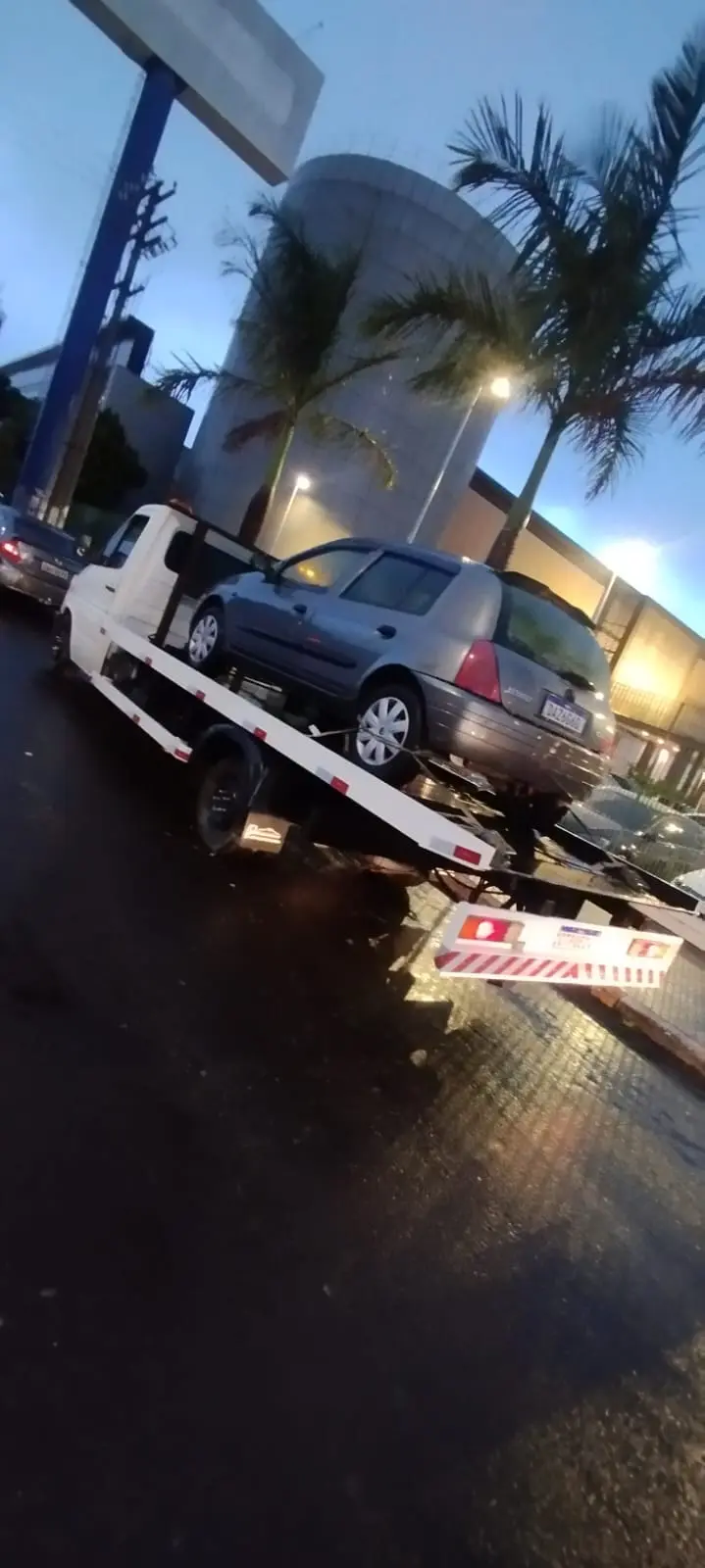 Resgate de carro fora de pista em Valinhos